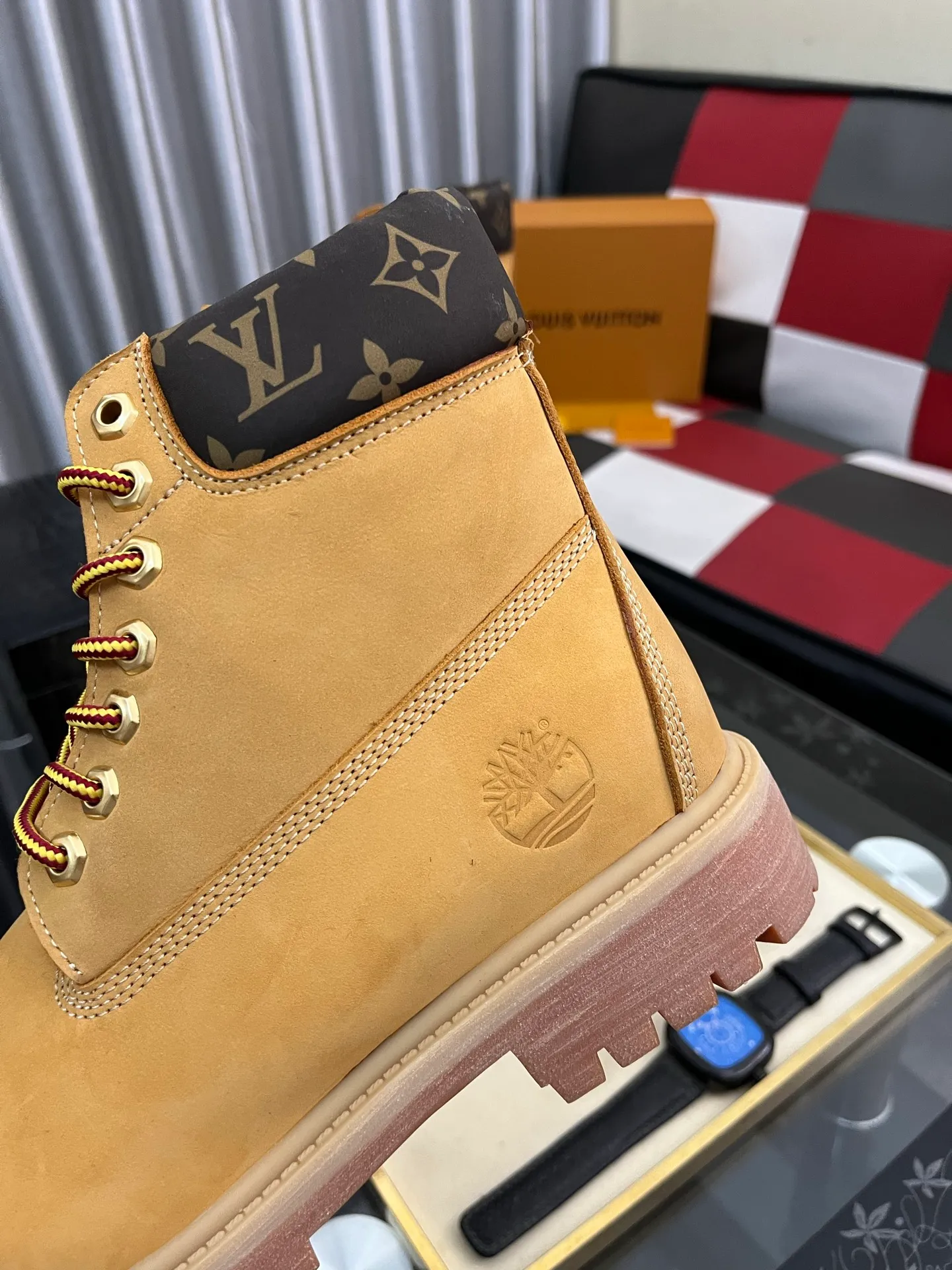 Ex-factory price: 458⌚️⌚️LV x Timberland Timberland joint model Presbyopia Embossed Rhubarb Boots Ankle Boots Short Boots LV x Timberland ankle boots are made of Monogram embossed waterproof nubuck cow leather, relying on the brand's exquisite craftsmanship to carefully reshape the classic Timberland 6-inch boot shape in Italy, with an eye-catching American workwear style. Created by Pharrell Williams 2025 autumn and winter menswear show. Monogram embossed tongue, original Timberland laces and outsole are exquisite details, and the leather label expresses the cooperation logo. Exquisite packaging at the delivery counter🛍📦 ▪️Material: Original customized imported first-layer cowhide ▪️Inner lining: Original customized leather lining/mesh lining ▪️Outsole: Original molded rubber material ▪️Sole thickness: 3.5CM ▪️Size: 38-44
